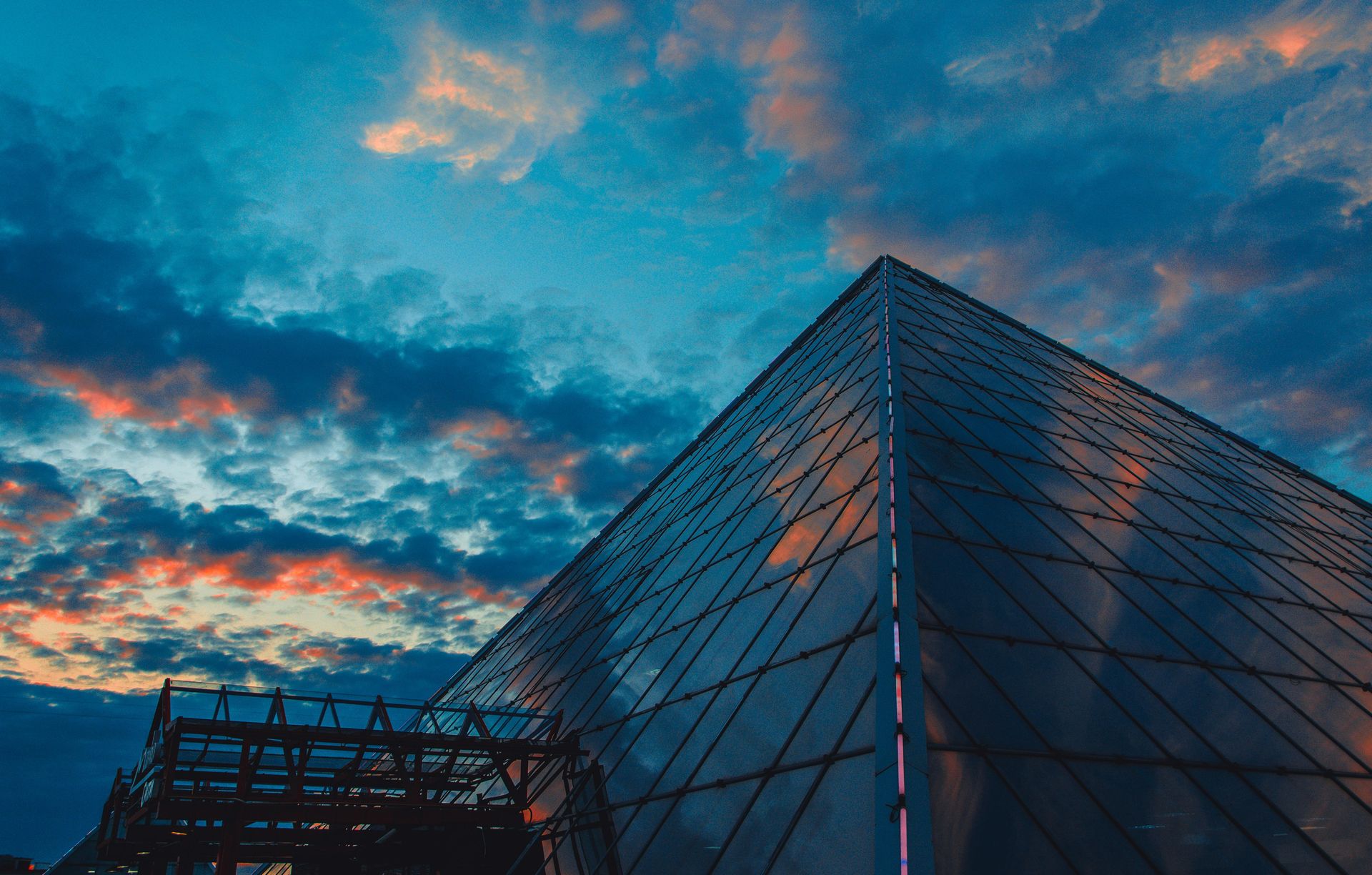 Pirámide de Maslow: El Ídolo Roto del Marketing que Daña tu Empresa (y Cómo Salvarla)