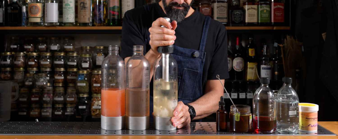 Bartender mentre produce un soda home made