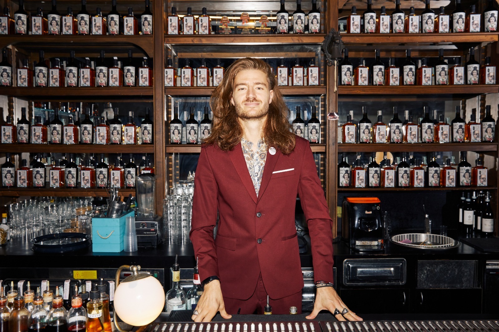 Video di presentazione dell'Academy: bartender versa un drink