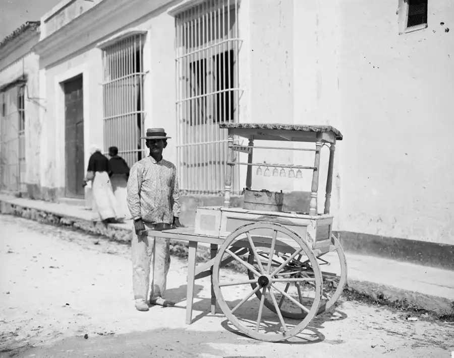 Venditore ambulante di bevande con il suo carretto per le strade dell'Avana, inizio Novecento