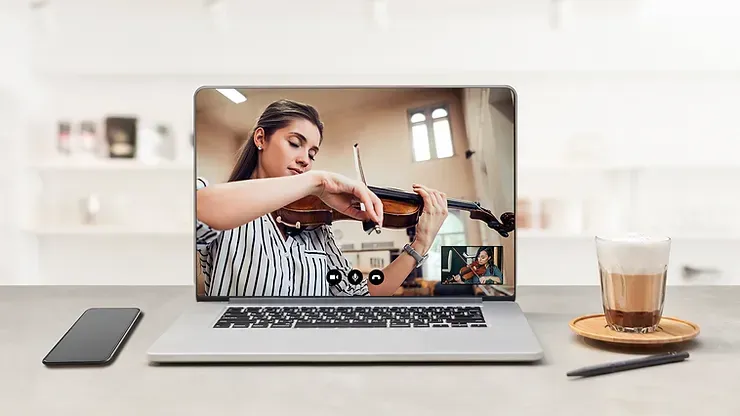 Una donna suona il violino sullo schermo di un computer portatile.