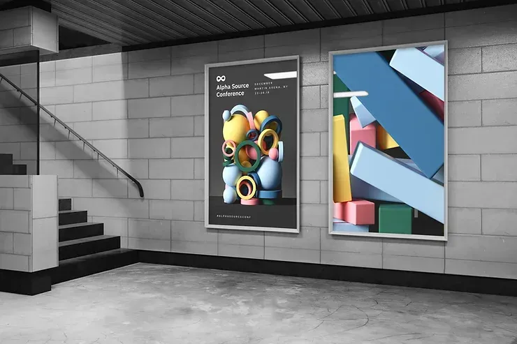 Una stazione della metropolitana con due poster sul muro e delle scale.